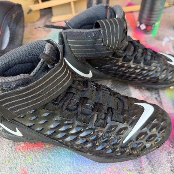 Nike Black and White Kids Football and soccer cleats - Picture 1 of 4